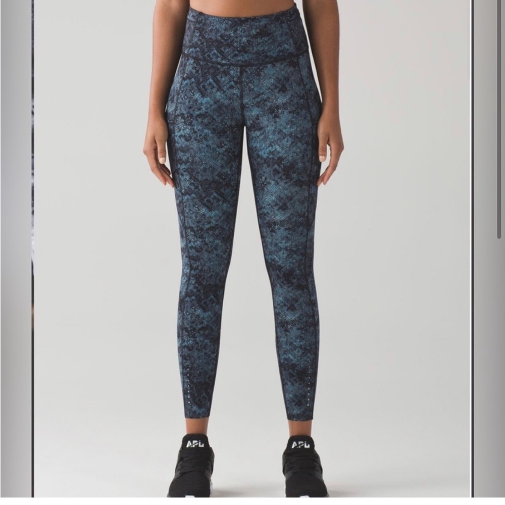 Lululemon Fast & Free Blue Snakeskin Print Size 4